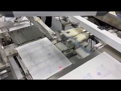 Macchina confezionatrice per guanti chirurgici a portafoglio con funzione bi-fold