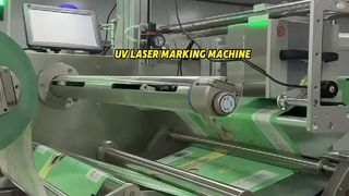 Stampante laser UV sulla macchina confezionatrice con film superiore