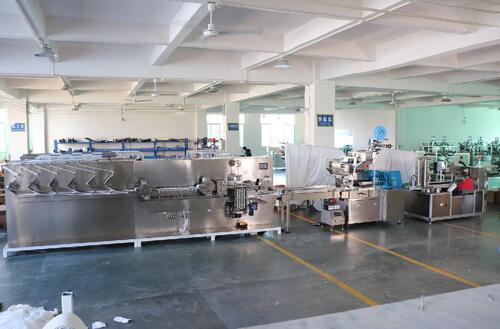ultime notizie aziendali su Le linee di confezionamento intelligenti e automatizzate di salviette umidificate ottengono una rapida adozione nel settore della produzione di prodotti per l'igiene dell'Asia occidentale