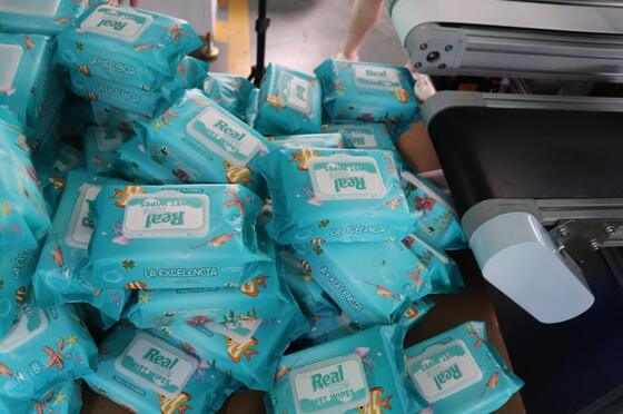 Good price Macchina di imballaggio per asciugamani bagnati resistente dotata di sistema di controllo avanzato che garantisce un imballaggio accurato e un funzionamento regolare in linea