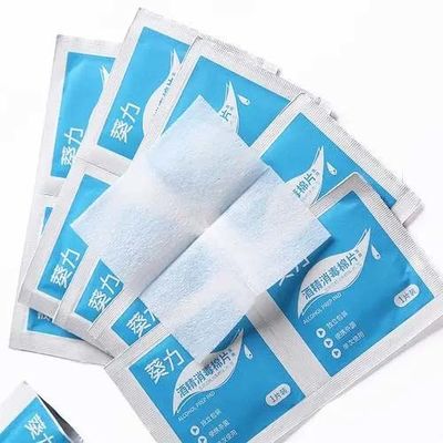 Macchina di imballaggio a quattro lati azionata meccanicamente 220V 5KW 6 corsie Produzione di tamponi di alcol