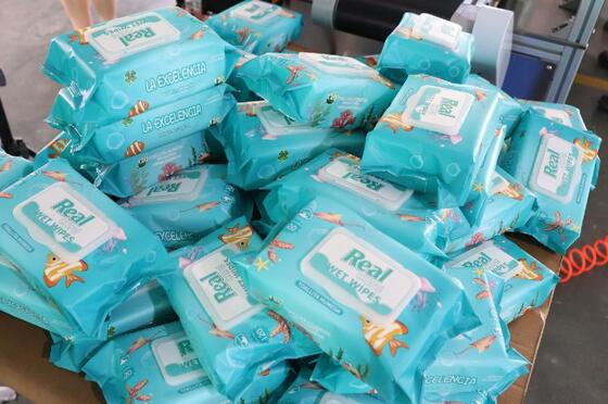 Macchina di imballaggio multifunzionale per asciugamani bagnati adatta a materiali e dimensioni di imballaggio diversi, garantendo la flessibilità