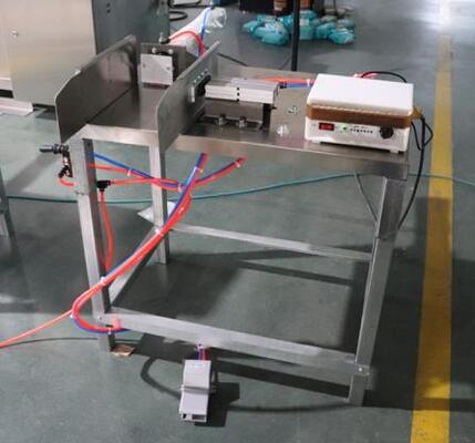Qualità Macchina semi-automatica per sigillare tovaglioli di carta in confezione famiglia con pellicola plastica esterna, ad azionamento a pedale e ingombro ridotto Fabbrica