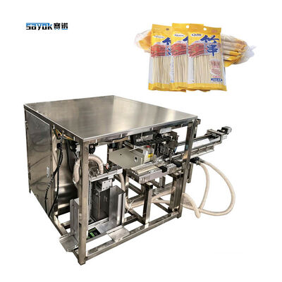 Macchina automatica per l'imballaggio di spiedini di bambù dal design compatto, macchina insacchettatrice per sacchetti preformati di piccole dimensioni